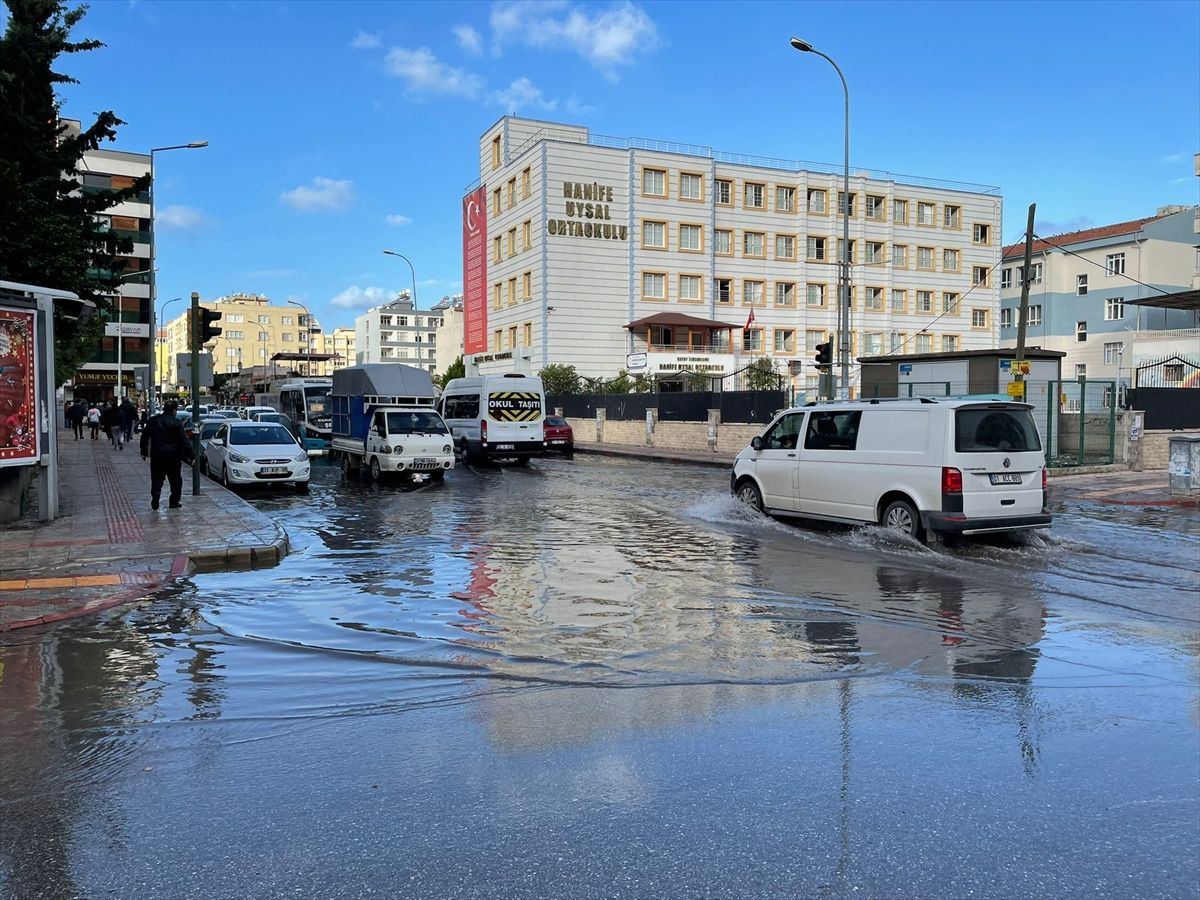 Hatay'da kuvvetli fırtına nedeniyle deniz taştı! Görüntüler ürkütücü