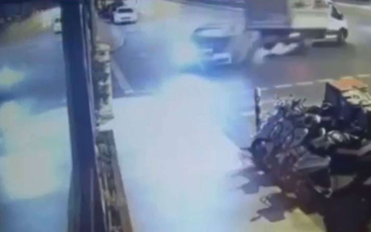 Ataşehir'de otomobille kamyonetin çarpışması kamerada