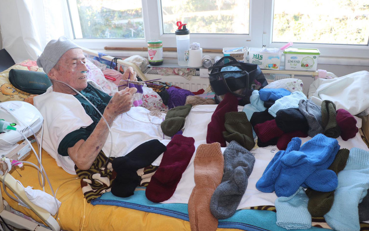 Rize'de 80 yaşındaki Meliye nine hasta yatağında Mehmetçik'e çorap örüyor