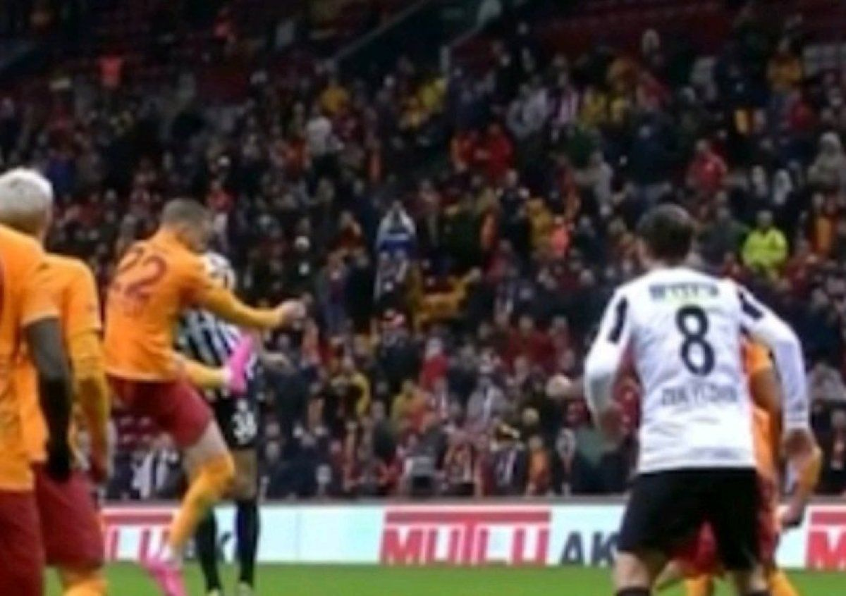 Galatasaray taraftarını çıldırtan an! Cüneyt Çakır'a tepki dinmiyor