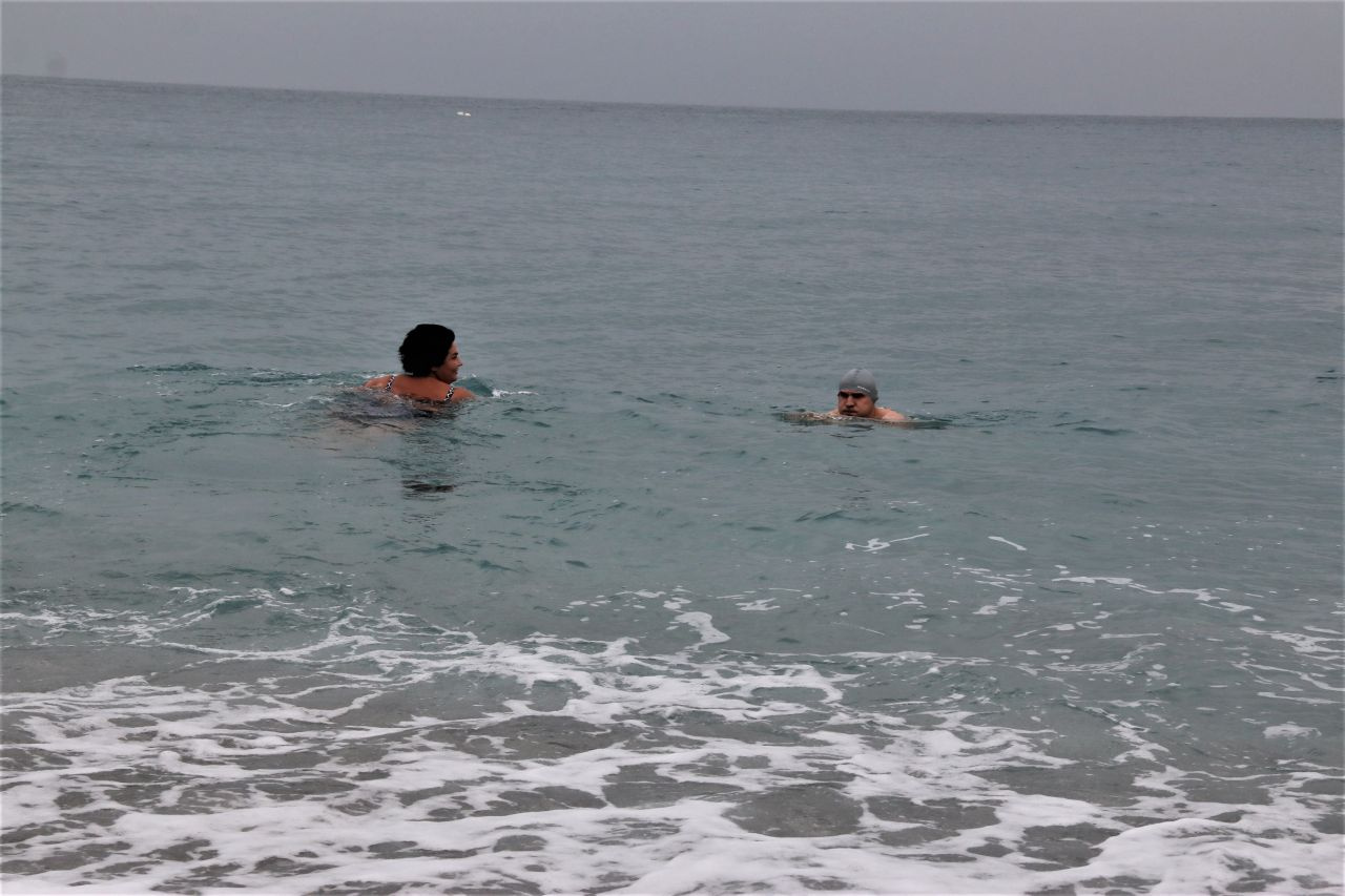 Turuncu alarm verilmişti! Antalya'da turistler denizin keyfini çıkardı