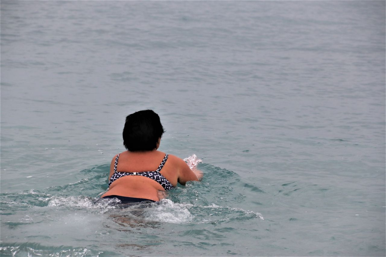 Turuncu alarm verilmişti! Antalya'da turistler denizin keyfini çıkardı