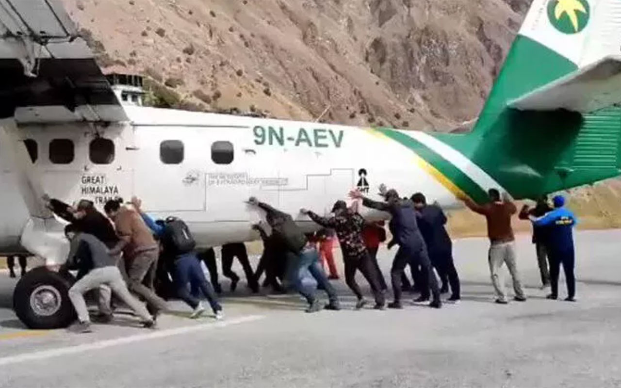 Uçağın tekeri patladı yolcular inip uçağı ittirdi! Sosyal medya bu görüntüyü konuşuyor