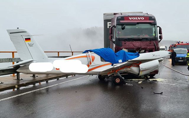 Almanya'da otobana acil iniş yapan uçak ile TIR çarpıştı