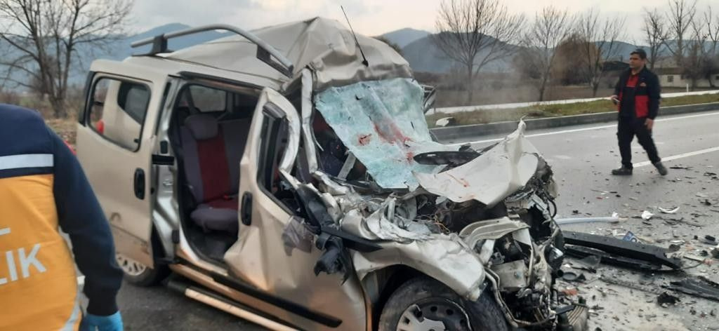 Burdur'da hafif ticari aracın kamyonla çarpışması sonucu 4 kişi öldü