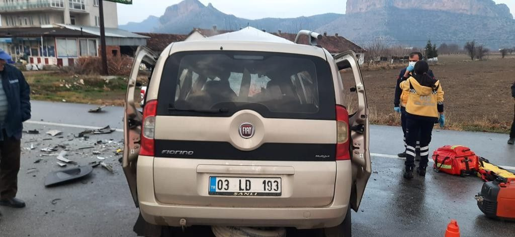 Burdur'da hafif ticari aracın kamyonla çarpışması sonucu 4 kişi öldü