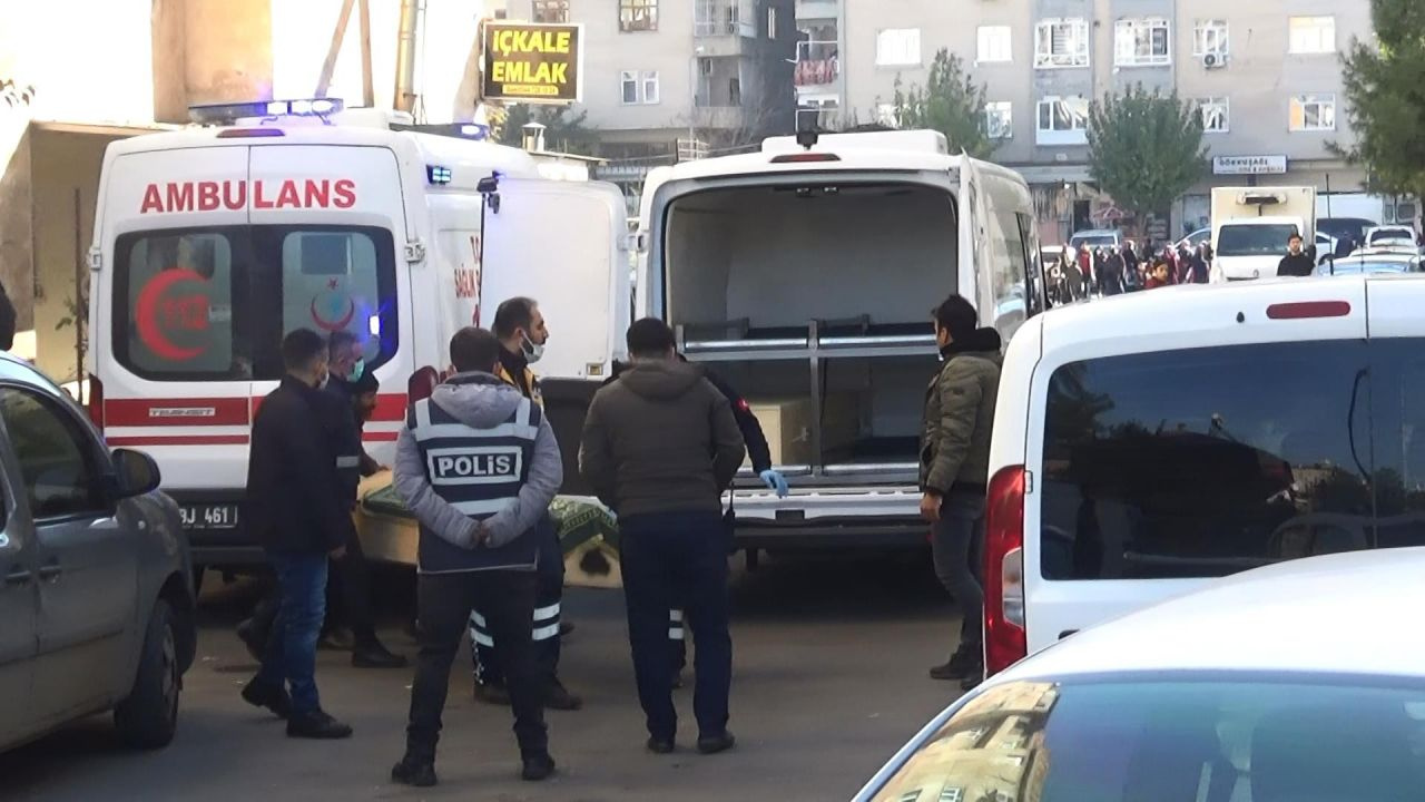Diyarbakır'da vahşet! Eşini 25 yerinden bıçakladı, çocuklarının boğazını kesti