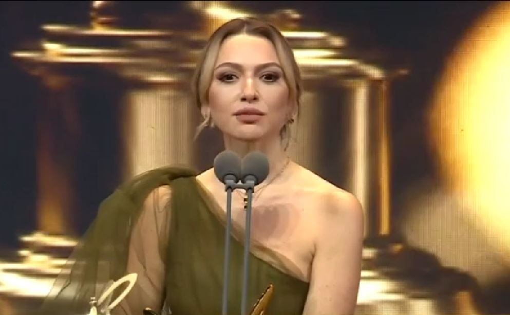 Altın Kelebek'te En İyi Kadın Şarkıcı ödülü alan Hadise'den Mehmet Dinçerler'e aşk dolu teşekkür