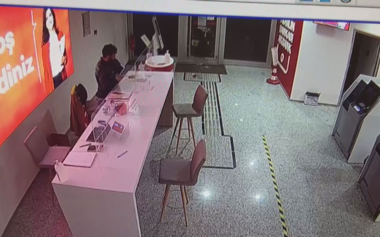 İzmir'de banka soygunu kamerada! Camı kırıp girdi 4 tablet çalıp çıktı
