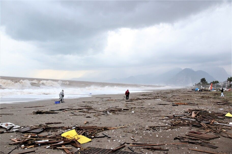 Antalya'da turistik sahil moloz yığınına döndü! Defineciler akın etti