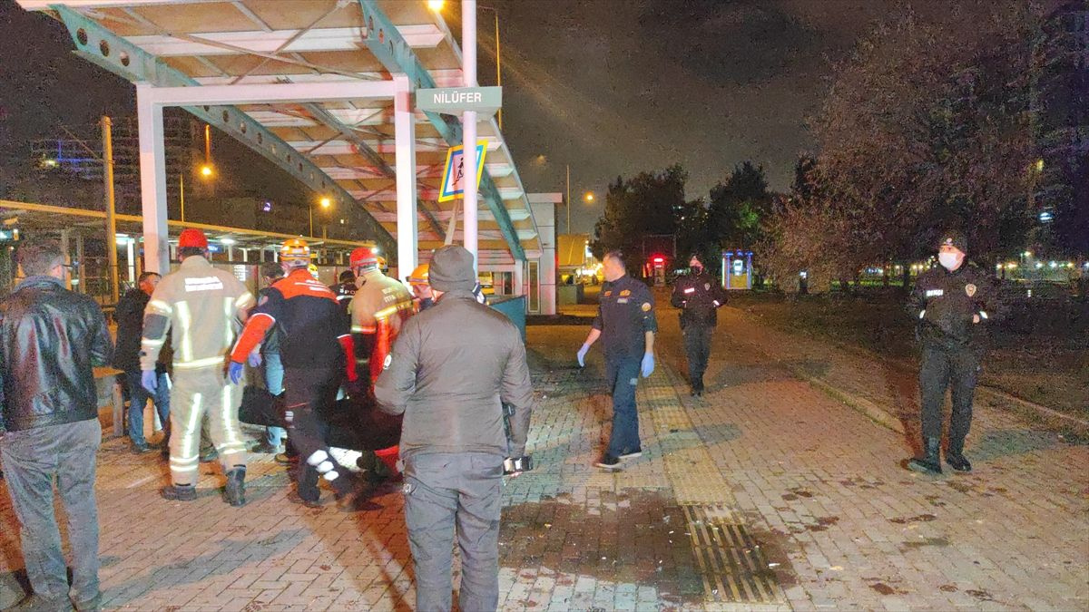 Bursa'da feci kaza! Otomobil metro istasyonunun içine girdi bir kişi öldü