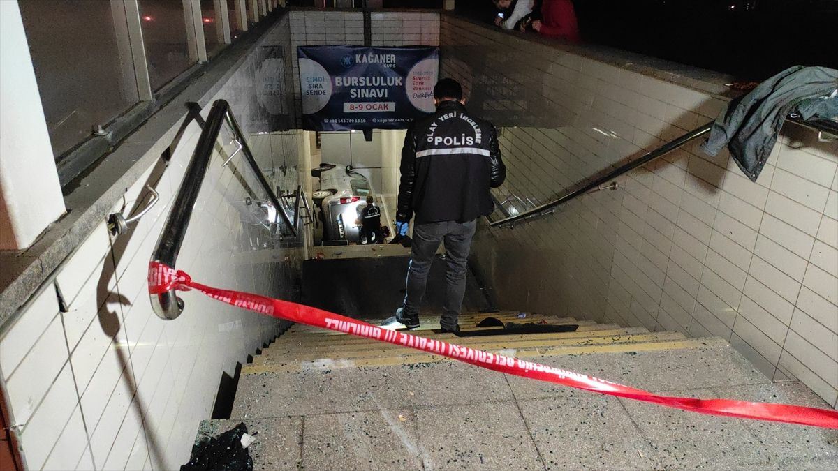 Bursa'da feci kaza! Otomobil metro istasyonunun içine girdi bir kişi öldü