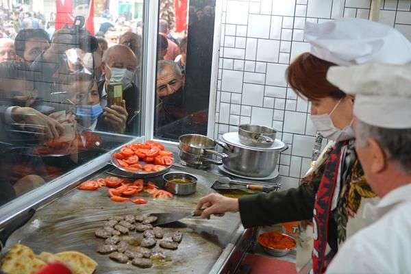 Meral Akşener Manisa'da kep takıp köfte pişirdi! "Esnaf bu ülkenin bel kemiği"