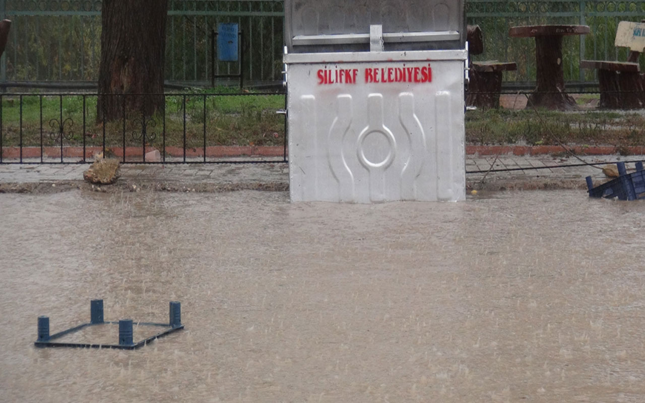 Mersin Silifke'de sağanak nedeniyle ev ve iş yerleri su altında kaldı