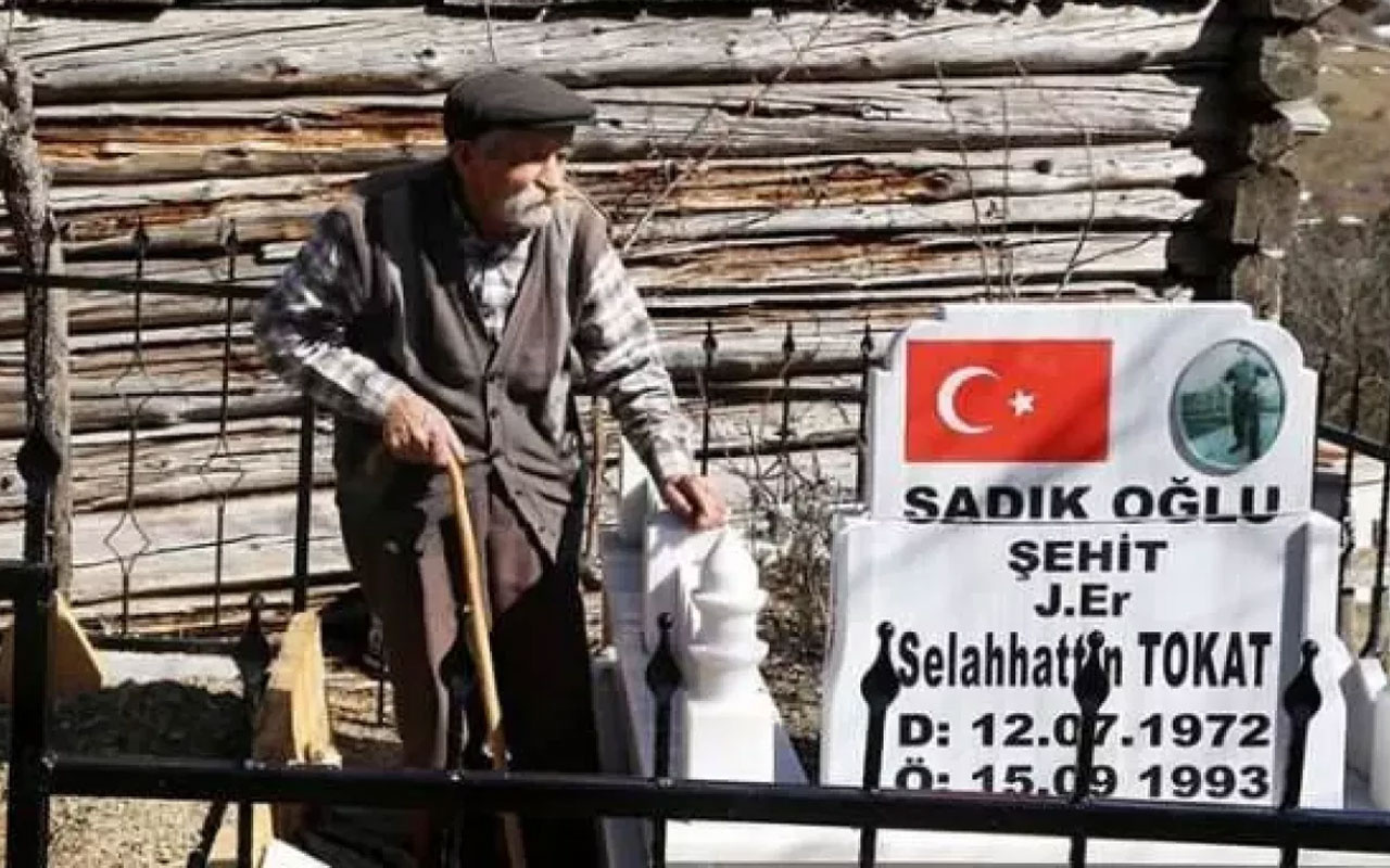 Türkiye'yi hüzne boğmuştu! Oğlunun yanına gömüldü