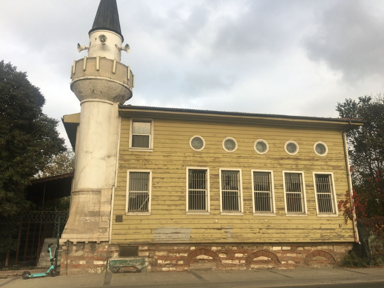 Eyüp'te camide Kuran-ı Kerim ayetine saygısızlık Ayaklar altına aldılar