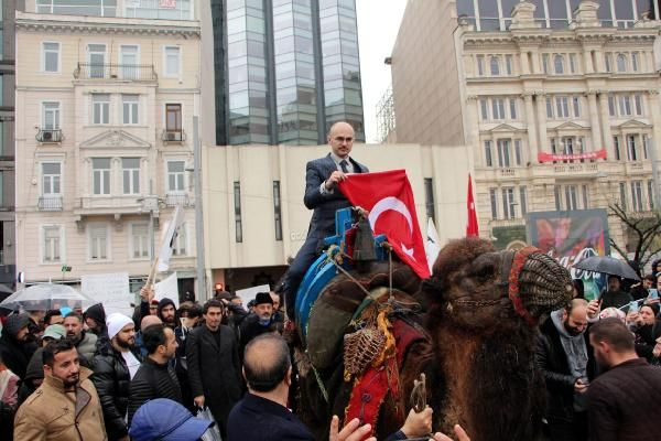 İstanbul'da gören şaştı kaldı! Aşı karşıtlarından develi eşekli protesto: Köle olmayacağız