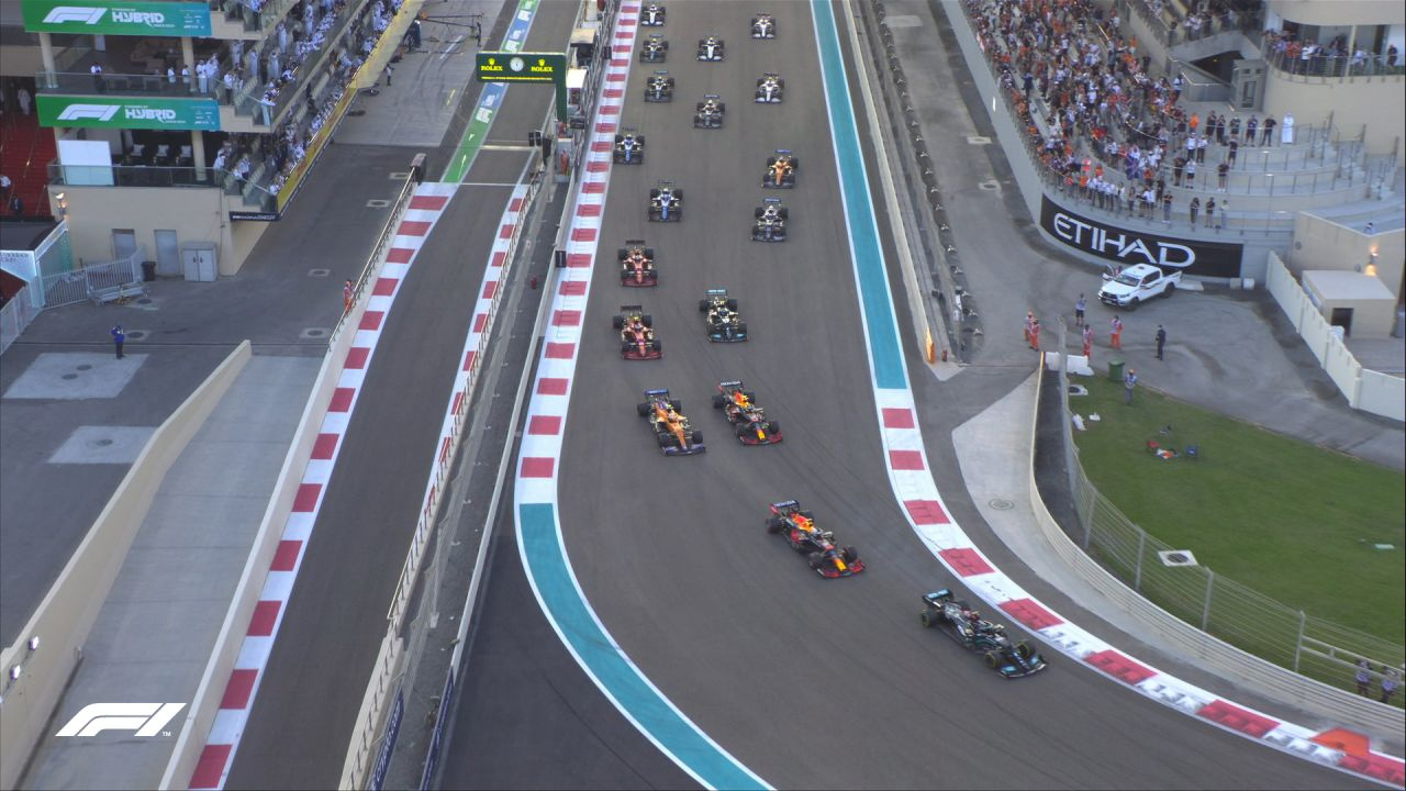 Formula 1'de şampiyon Hamilton'ı son turda geçen Verstappen oldu