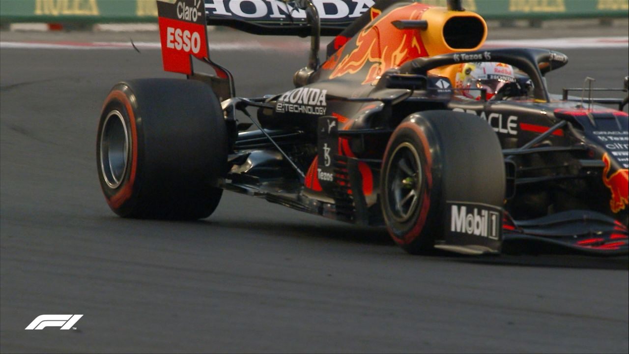Formula 1'de şampiyon Hamilton'ı son turda geçen Verstappen oldu
