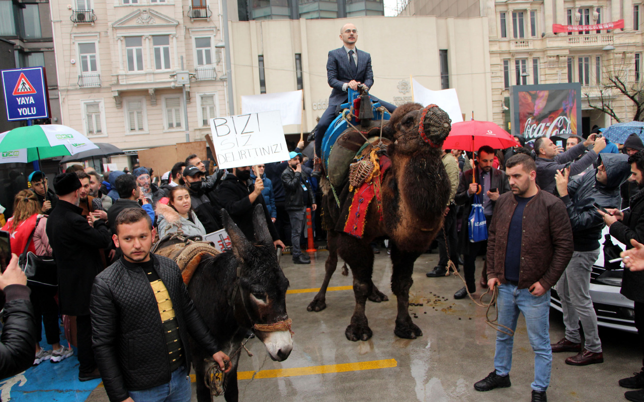 İstanbul Beyoğlu'nda aşı karşıtlarından deve ve eşek ile protesto
