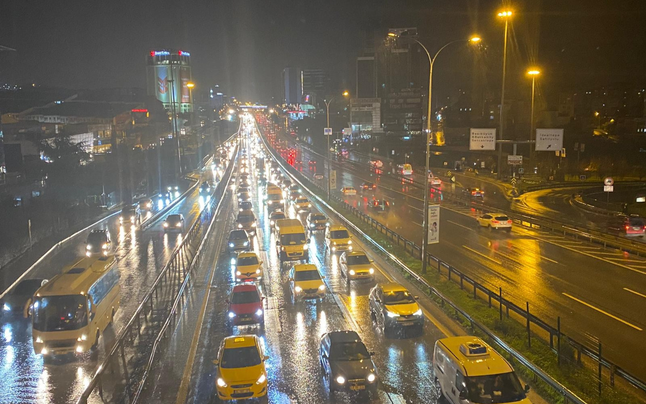 İstanbul'da yağmur trafiği kilitledi! Yoğunluk yüzde 60’ı gördü