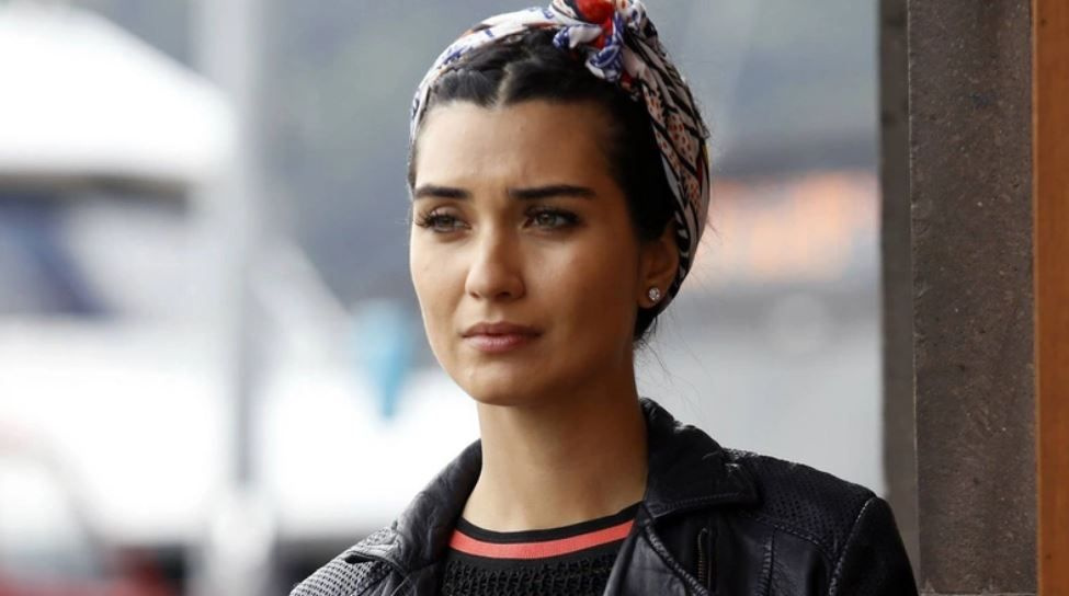 Tuba Büyüküstün annesiyle fotoğrafını paylaştı! 'Güzelliğini anneden almış'