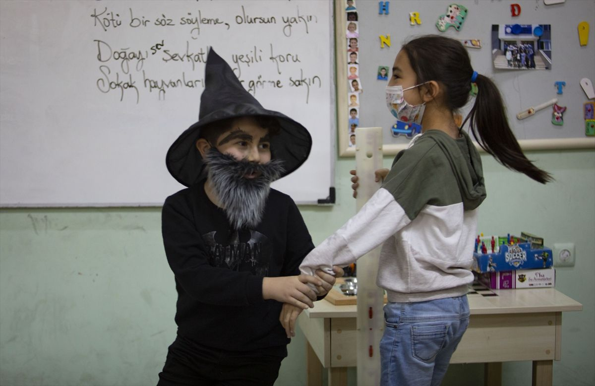 Samsun'da Mahir öğretmen kukla gösterisi ve şarkılarla ders işliyor