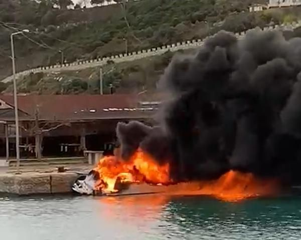 Denizdeki jandarma botu alev alev yandı! 3 asker son anda yaralı olarak kurtuldu