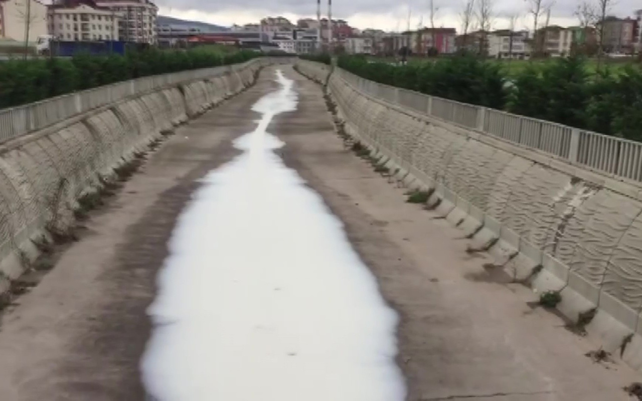 İstanbul'da derede akan beyaz madde paniği! Sebebi ortaya çıktı