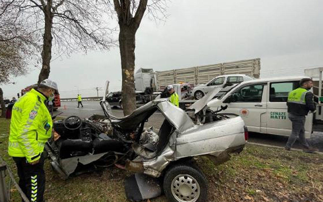 Samsun'da feci kaza! Otomobil refüjdeki ağaca çarptı 2 kişi öldü