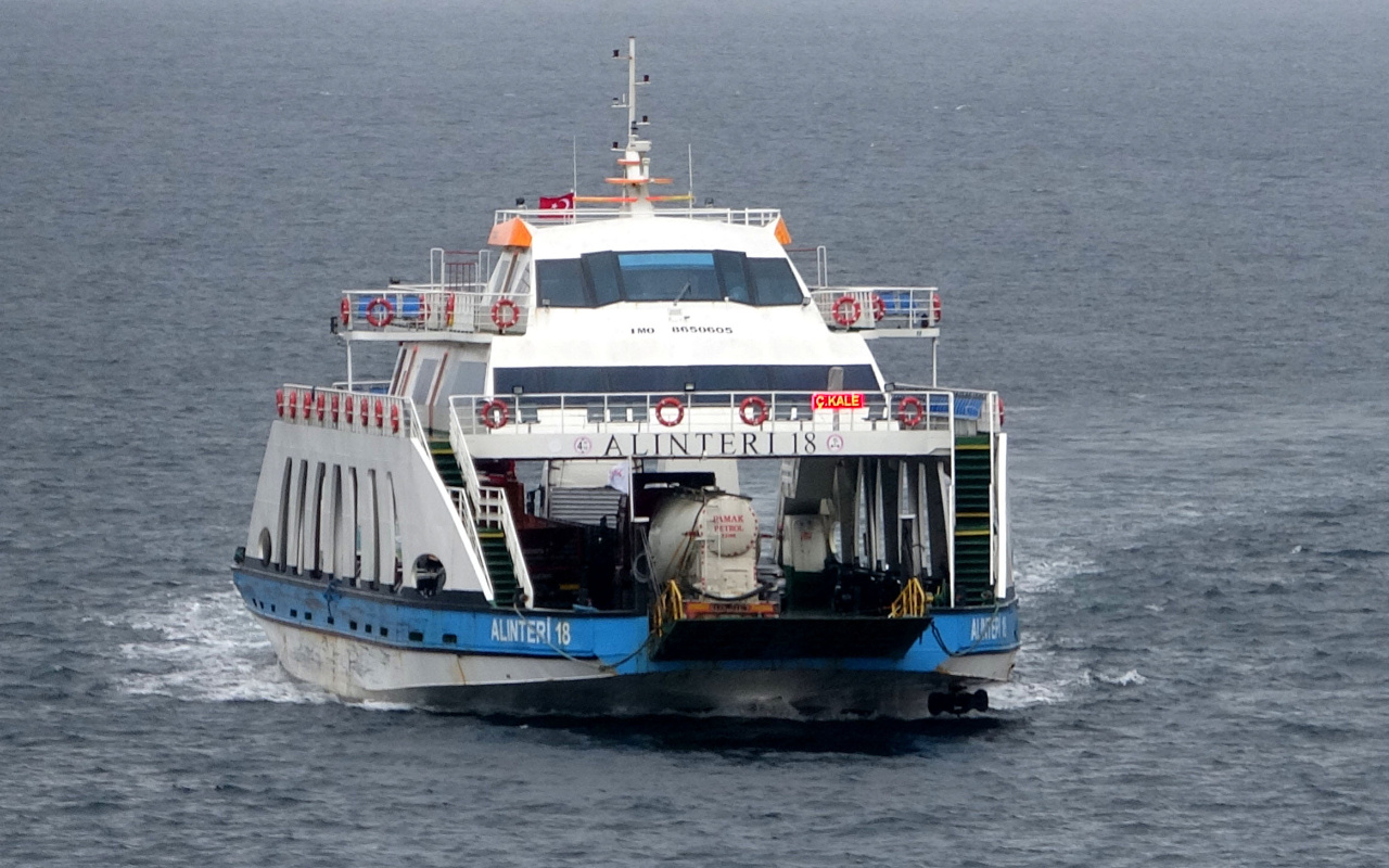 Çanakkale'de olumsuz hava yüzünden feribot seferler iptal edildi