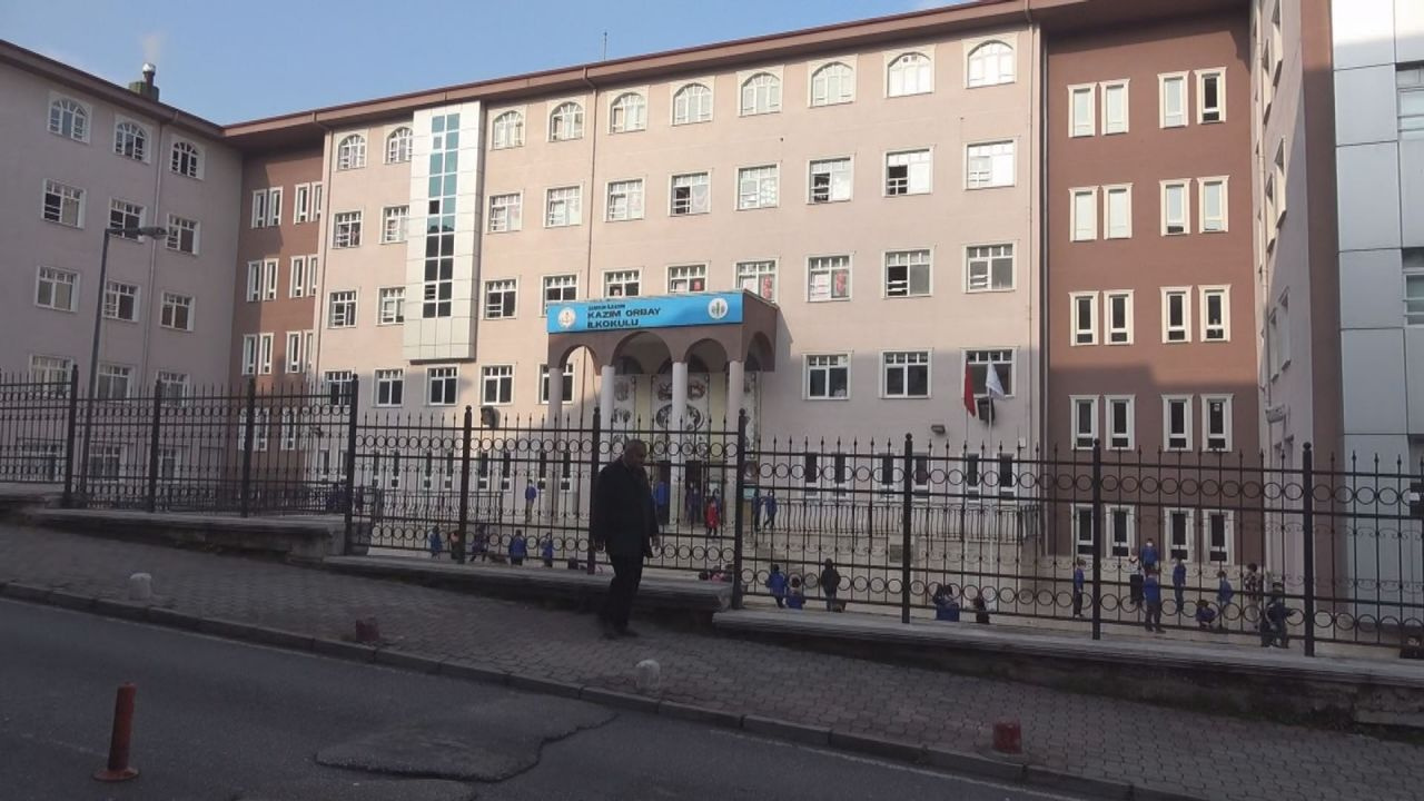 Samsun'da ilkokul öğretmeninden öğrencilere taciz! Veliler okulu bastı :Tayt giyin diyormuş