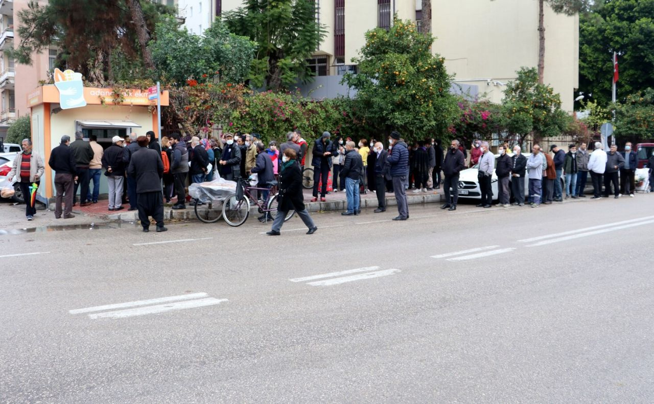 Adana'da zamlar sonrası metrelerce kuyruk oluştu: Alamayan oluyor