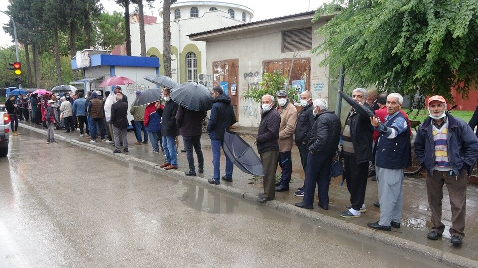 Adana'da zamlar sonrası metrelerce kuyruk oluştu: Alamayan oluyor