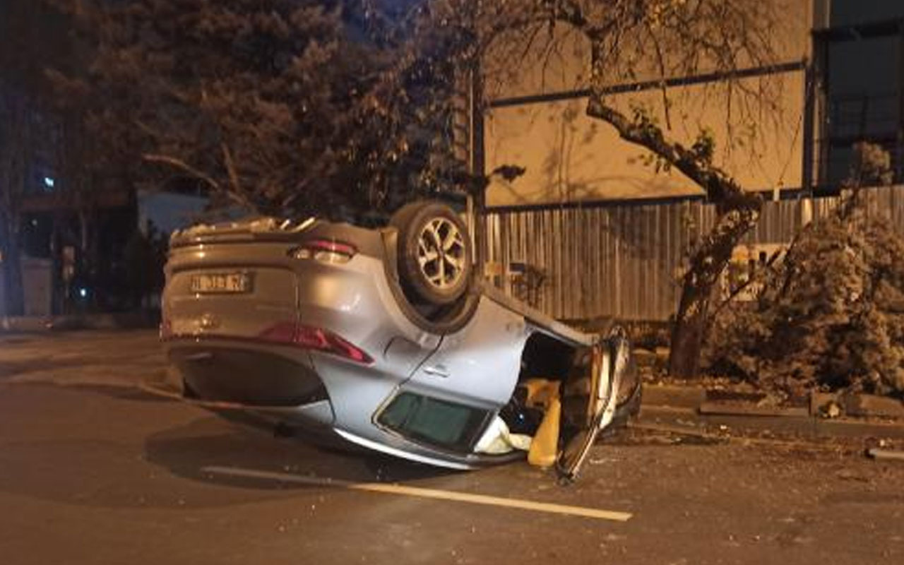 Ankara'da kaldırıma çıkan otomobil ağaca çarpıp takla attı