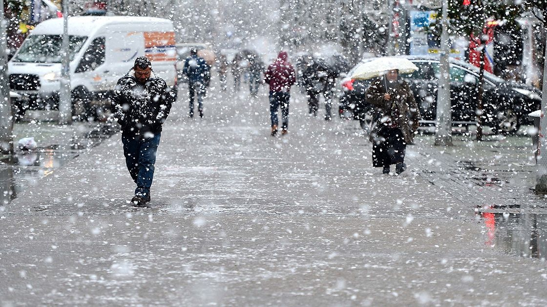 Dondurucu soğuk ve kar geliyor! İstanbul Valiliği tarih ve saat verdi: Bu ilçeler dikkat