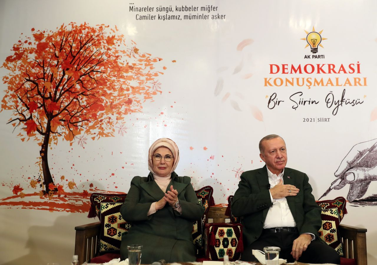 Cumhurbaşkanı Erdoğan'ın eşi Emine Erdoğan'ın giydiği kumaşa ilgi arttı