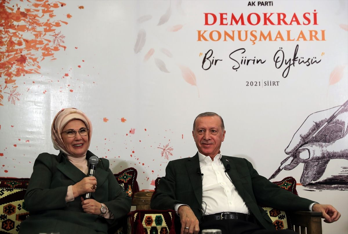 Cumhurbaşkanı Erdoğan'ın eşi Emine Erdoğan'ın giydiği kumaşa ilgi arttı