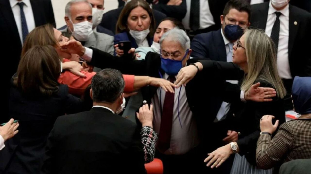 Meclis'te bir ilk! Bu kez kadın milletvekilleri kavga etti erkek milletvekilleri zor ayırdı