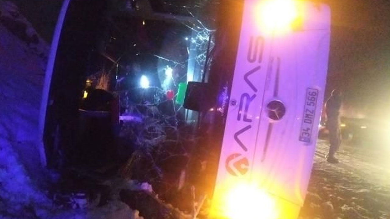 Kars-Erzurum karayolunda yolcu otobüsü devrildi! Ölü ve yaralılar var