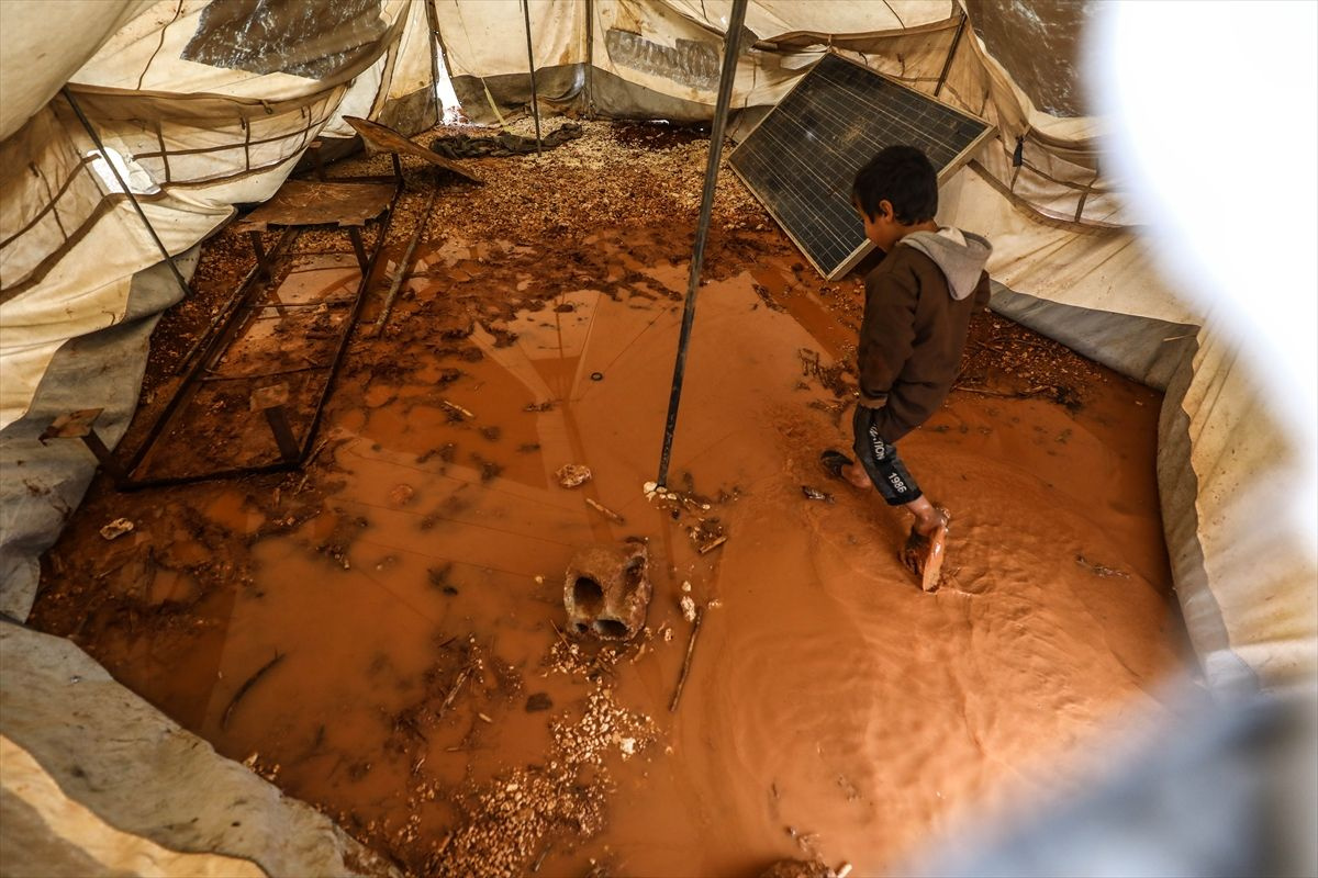 İdlib sefaletin dibinde çadır kentler sular altında