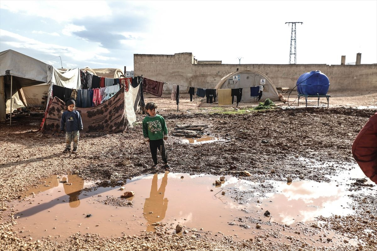 İdlib sefaletin dibinde çadır kentler sular altında
