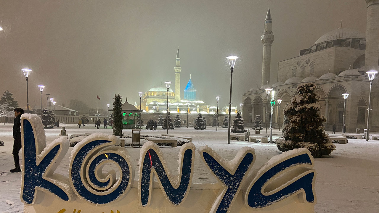 Konya beyaza büründü! Vatandaşlar kar yağışını oyun havalarıyla kutladı
