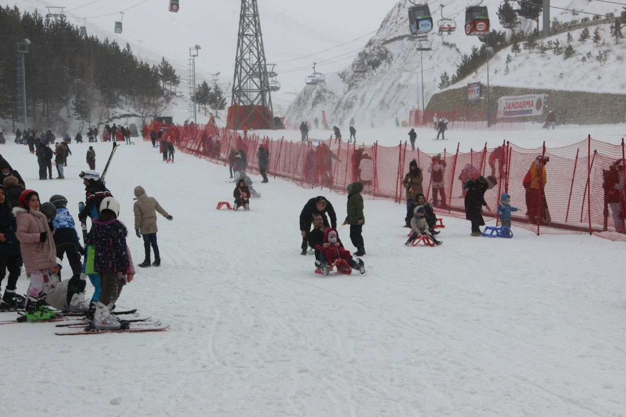 Kar kalınlığı 65 santimetreye ulaştı! Binler Erzurum'a akın etti: Pistler doldu taştı