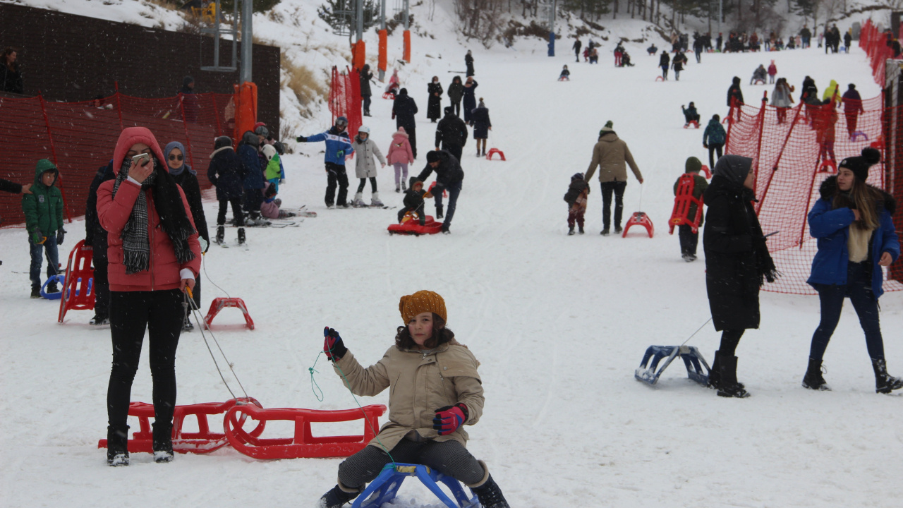 Kar kalınlığı 65 santimetreye ulaştı! Binler Erzurum'a akın etti: Pistler doldu taştı