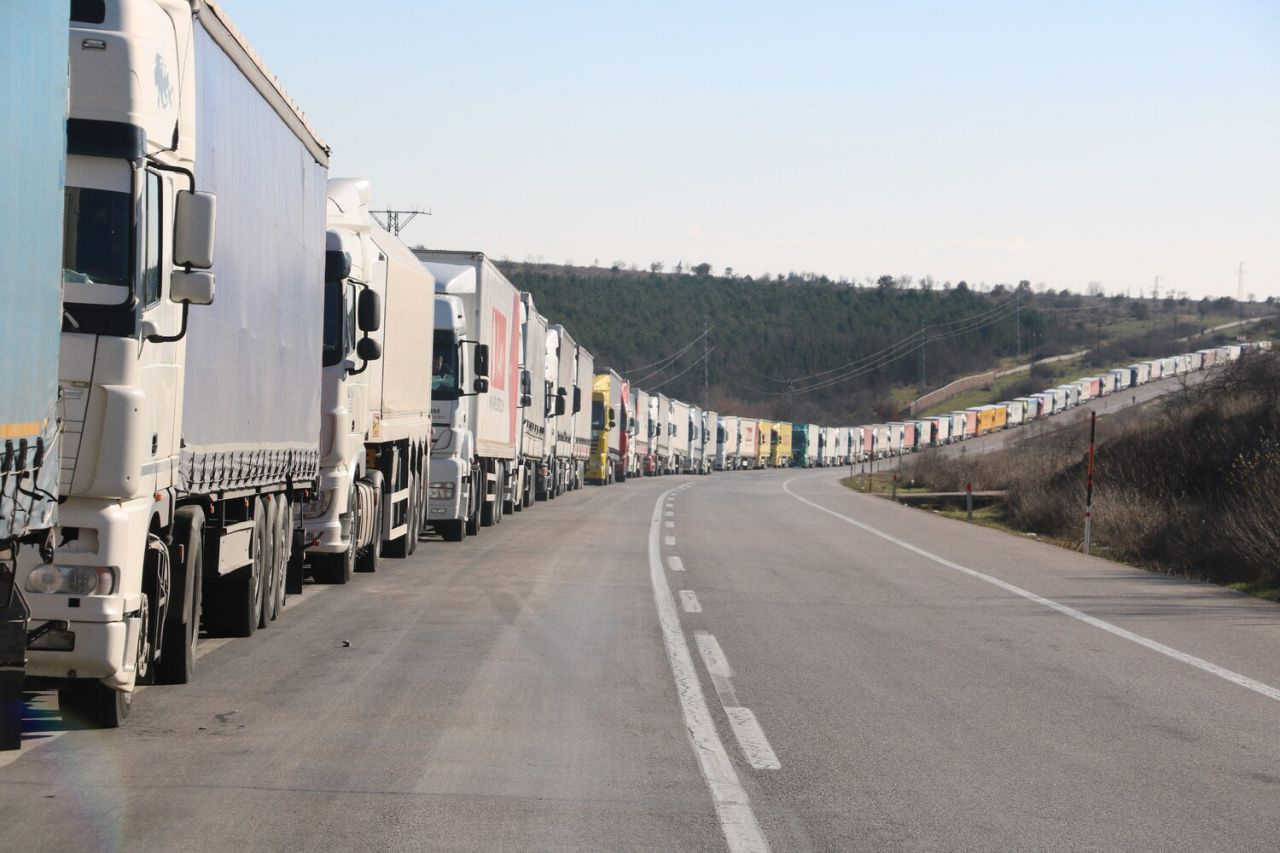 Ucu bucağı gözükmüyor! Edirne sınırında 35 kilometrelik kuyruk: 2-3 bin euro arası ceza yazılıyor