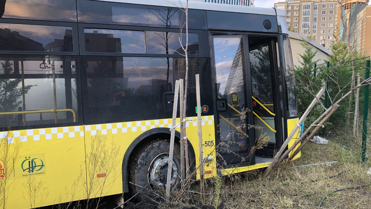 İstanbul'da İETT otobüsünün freni patladı! Araca çarparak durabildi