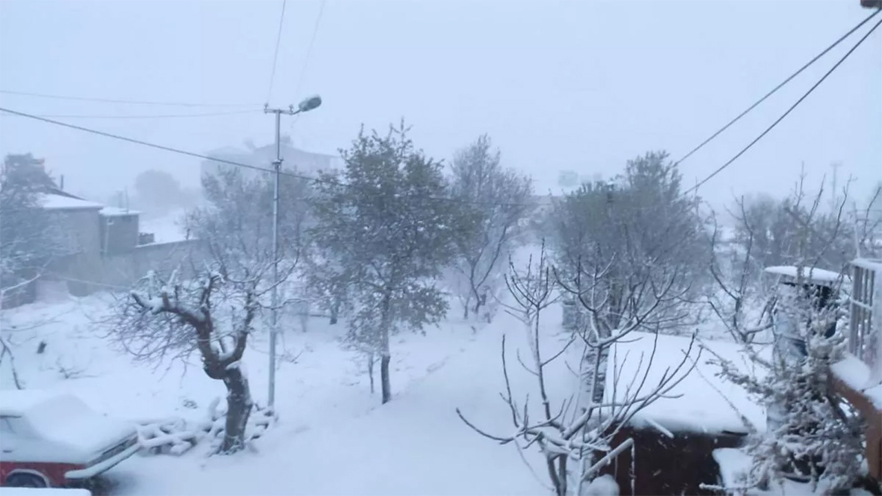 Mersin Erdemli'de karda mahsur kalan 4 kişi kurtarıldı