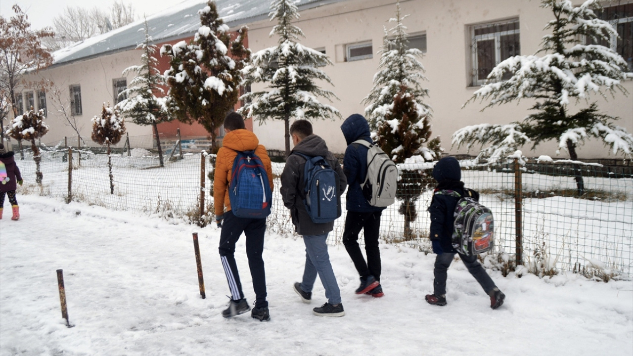 Afyon'da yarın okullar tatil mi 21 Aralık valilik kar tatili açıklaması