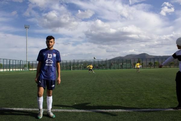 Bursa'da kırmızı kart gören futbolcu silahla rakip takımın soyunma odasını bastı